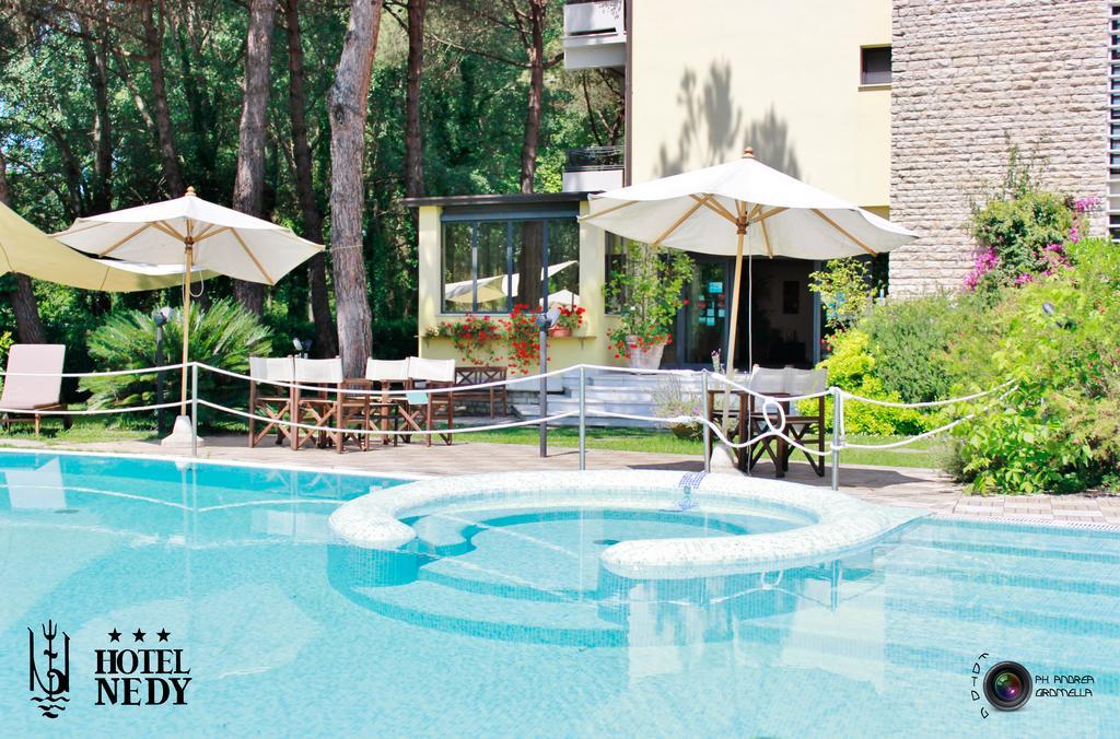 Hotel Nedy Marina di Massa Exteriör bild
