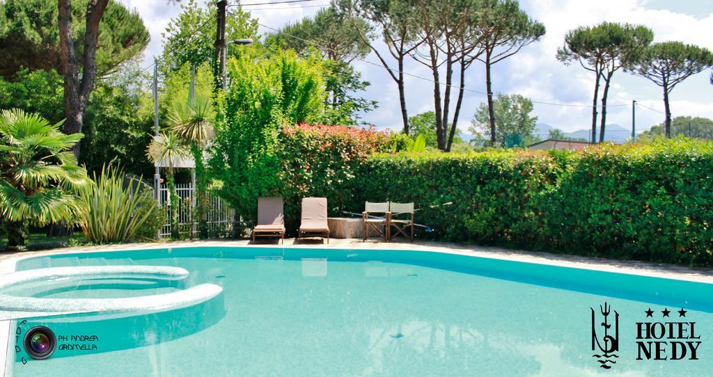 Hotel Nedy Marina di Massa Exteriör bild