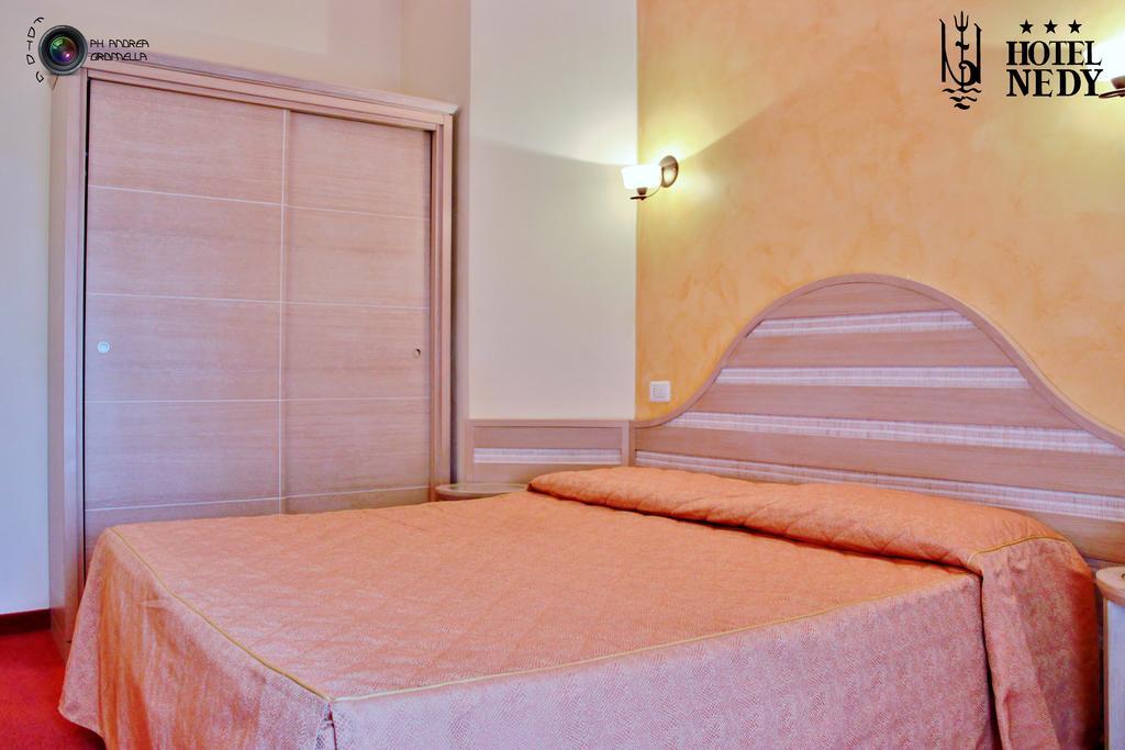 Hotel Nedy Marina di Massa Exteriör bild
