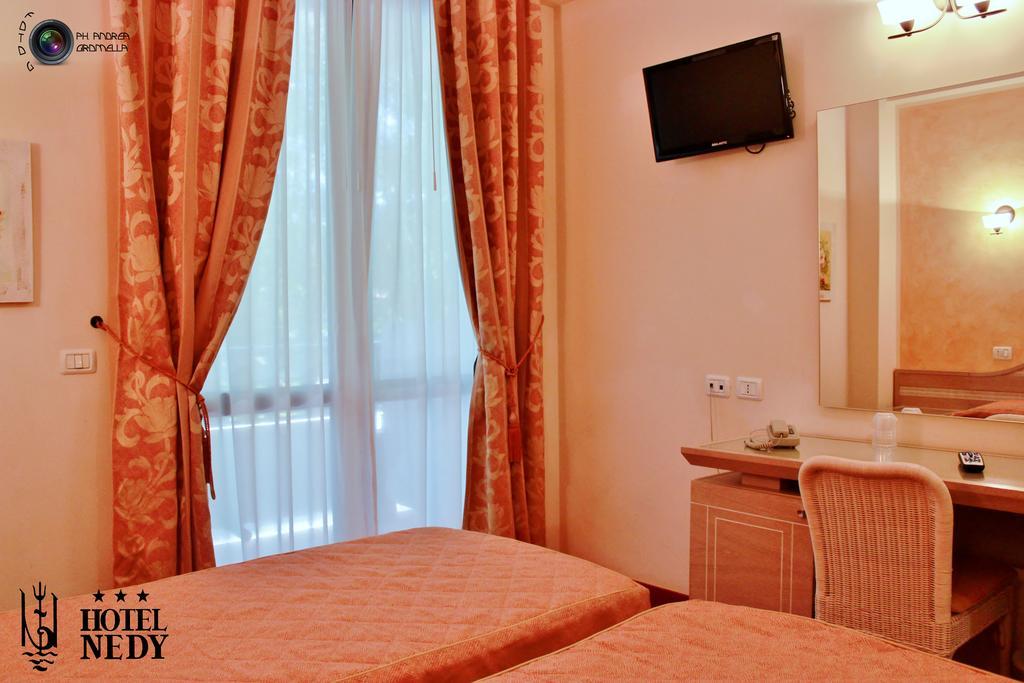 Hotel Nedy Marina di Massa Exteriör bild