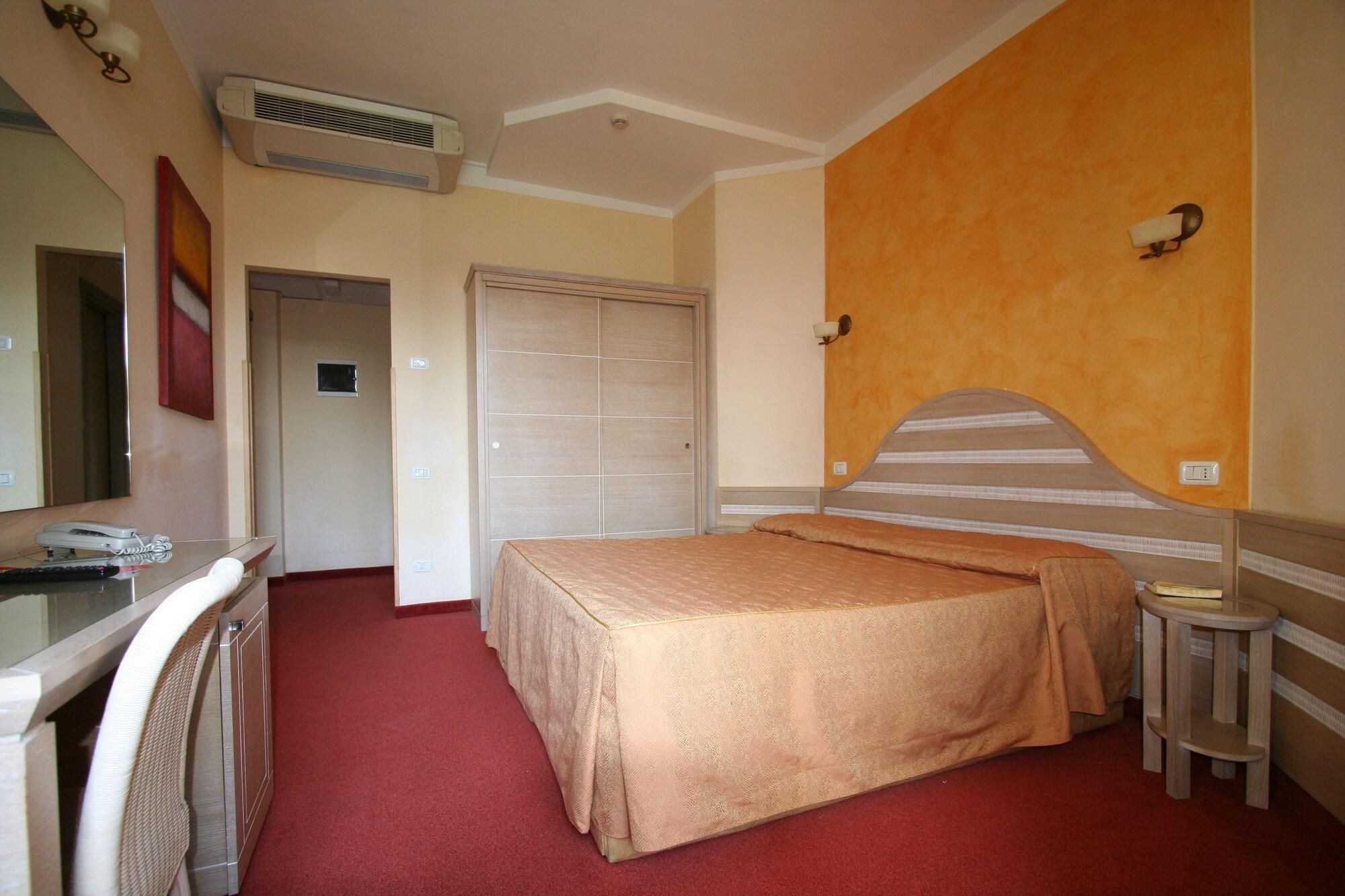 Hotel Nedy Marina di Massa Exteriör bild