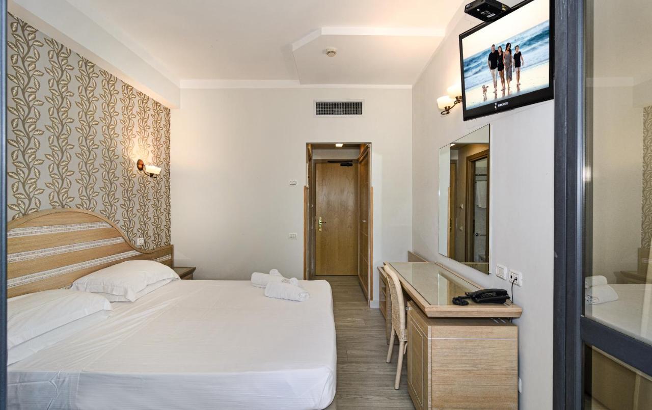 Hotel Nedy Marina di Massa Exteriör bild