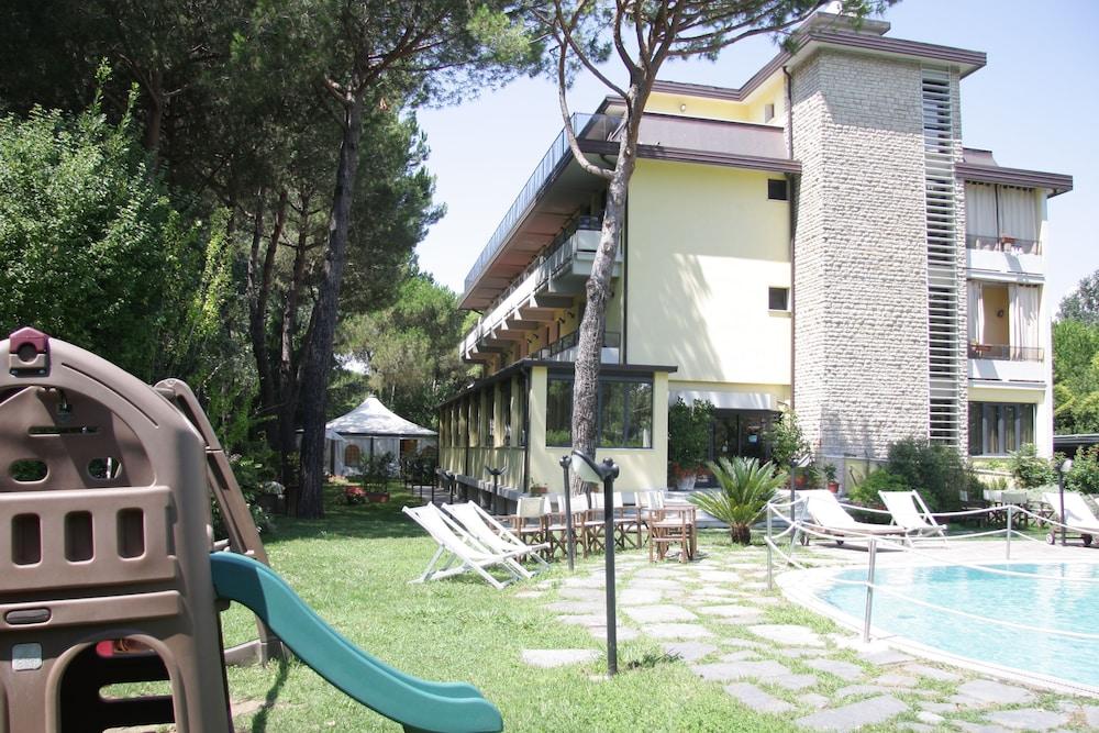 Hotel Nedy Marina di Massa Exteriör bild