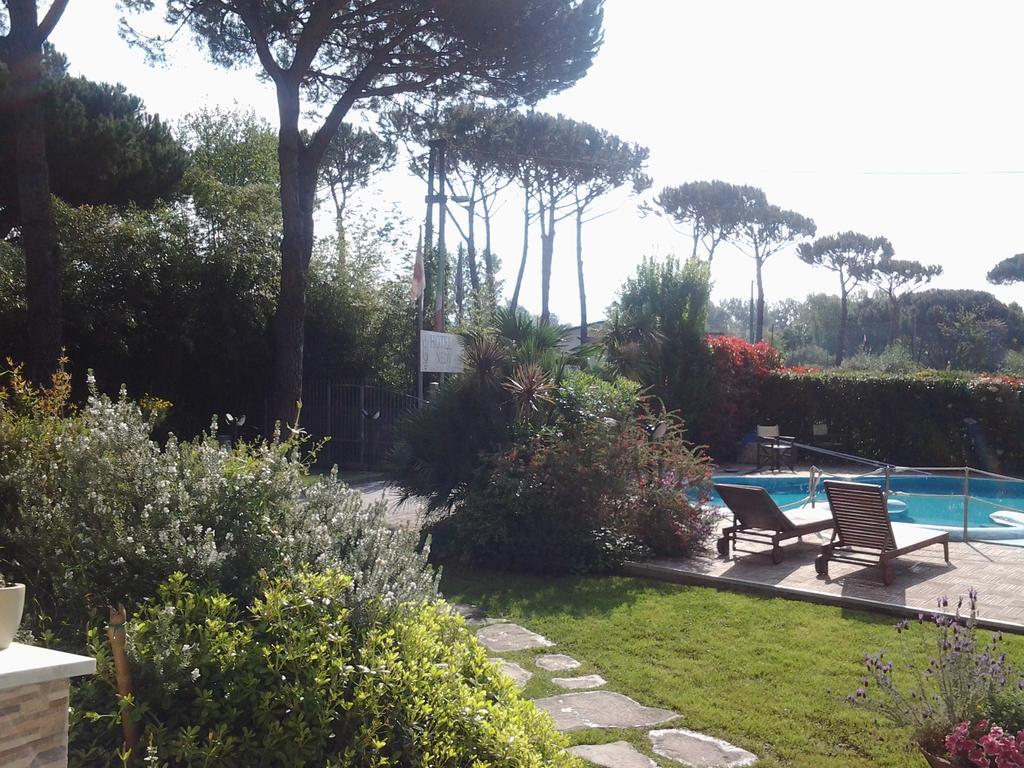 Hotel Nedy Marina di Massa Exteriör bild