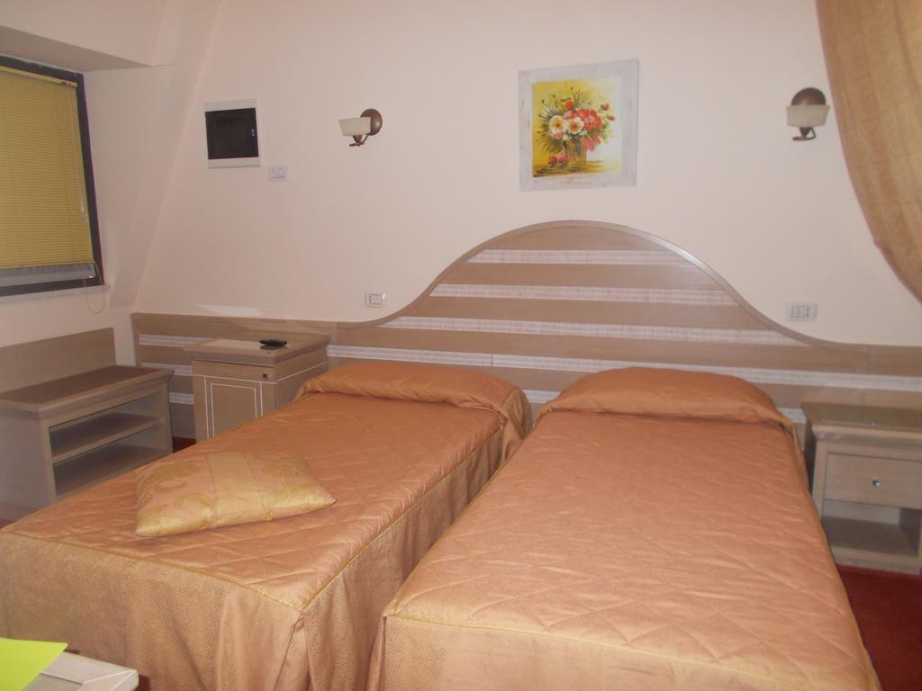 Hotel Nedy Marina di Massa Exteriör bild