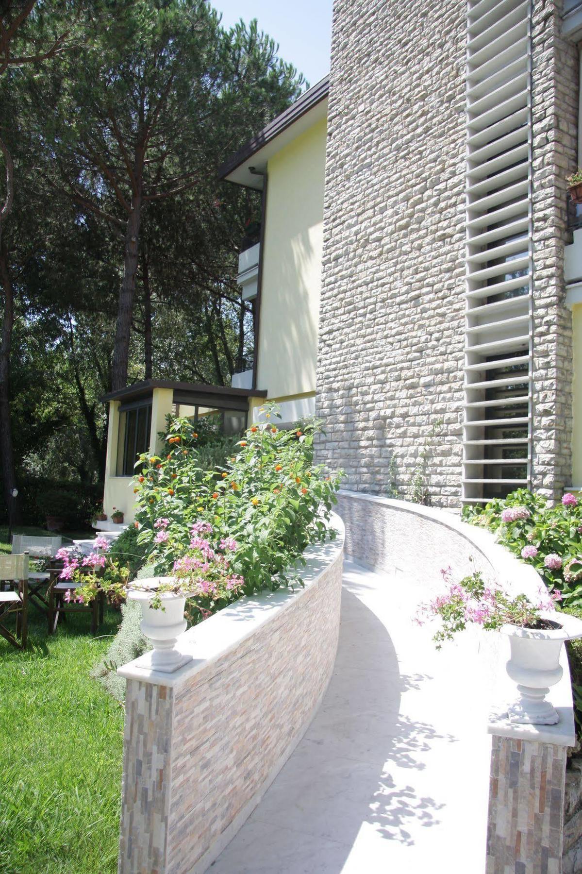 Hotel Nedy Marina di Massa Exteriör bild
