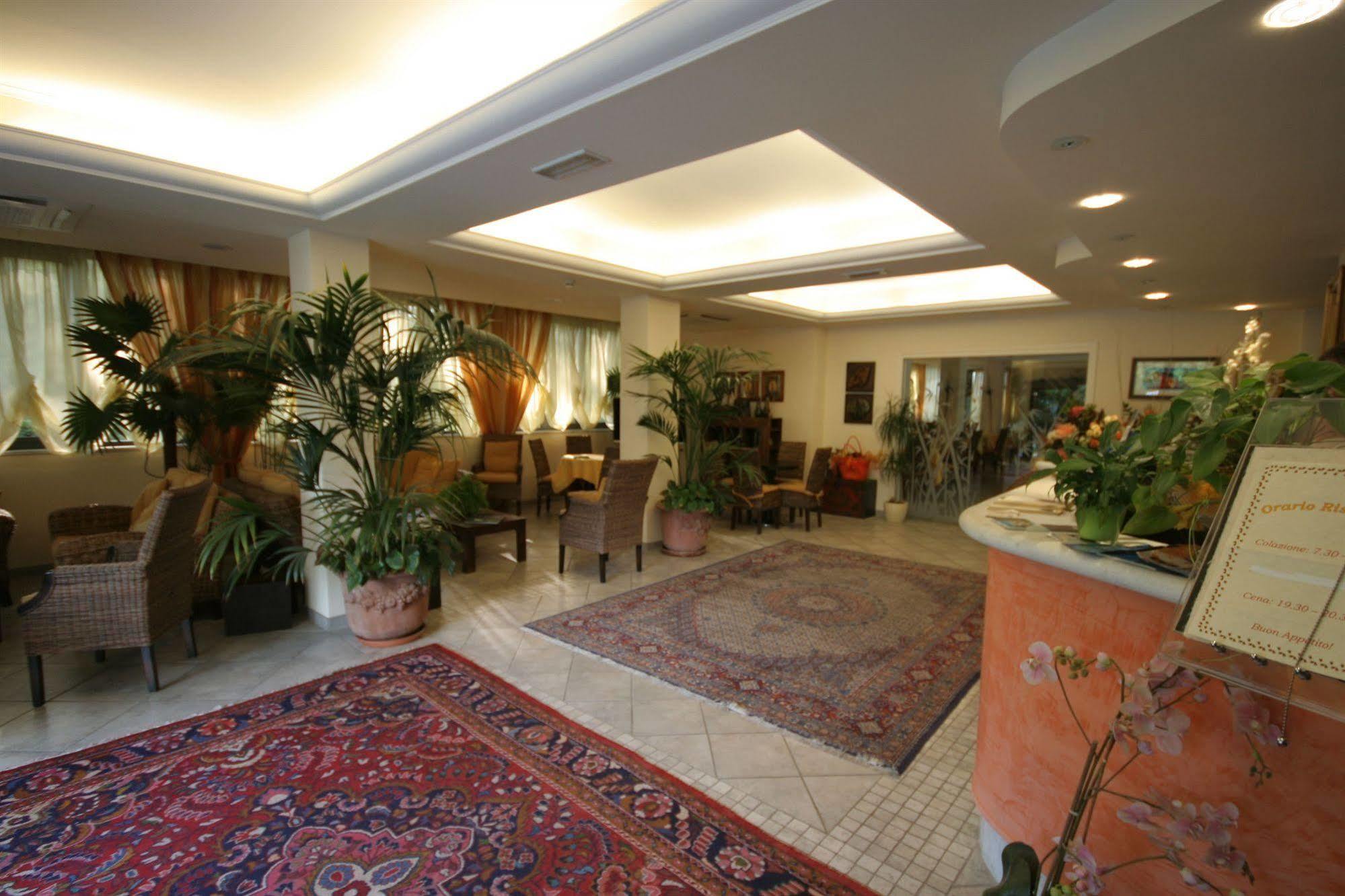 Hotel Nedy Marina di Massa Exteriör bild