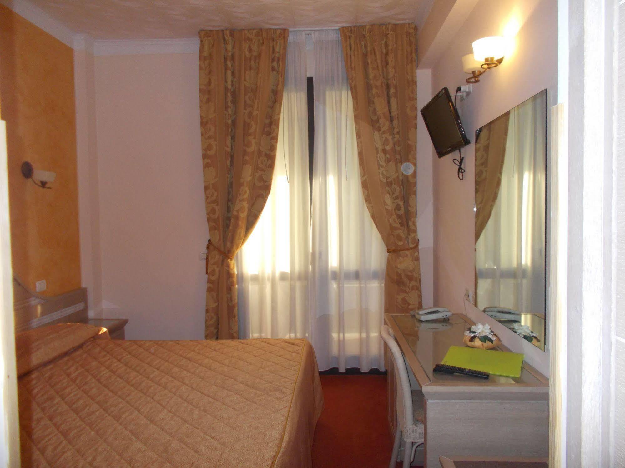 Hotel Nedy Marina di Massa Exteriör bild