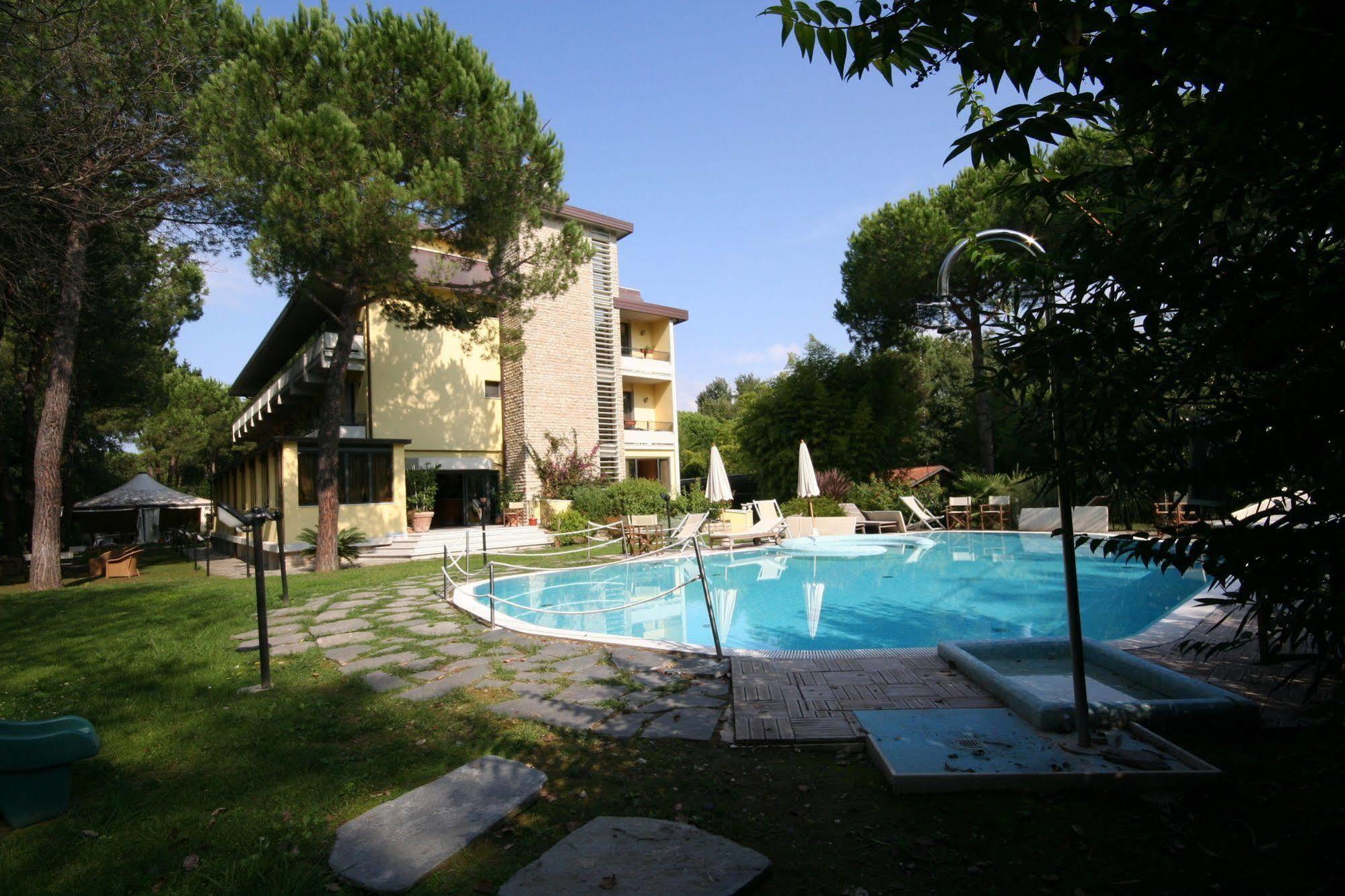 Hotel Nedy Marina di Massa Exteriör bild